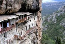 Δ.Ε. Τρικολώνων