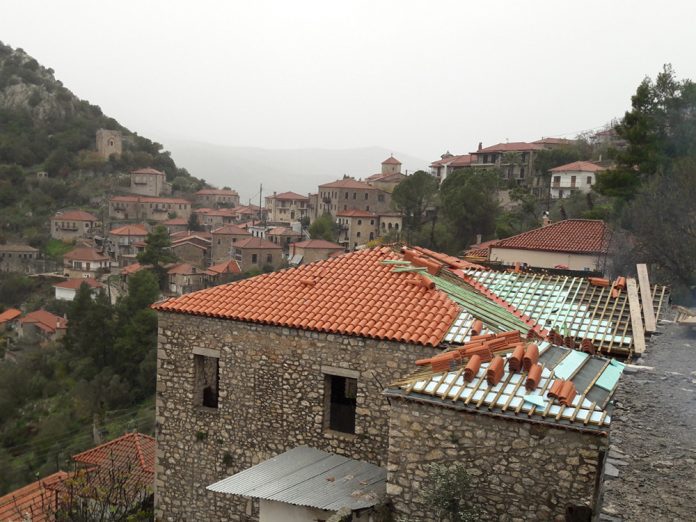 Ολοκληρώνεται η αποκατάσταση της στέγης στο αρχοντικό Δημητρακόπουλου, στην Καρύταινα (ph)