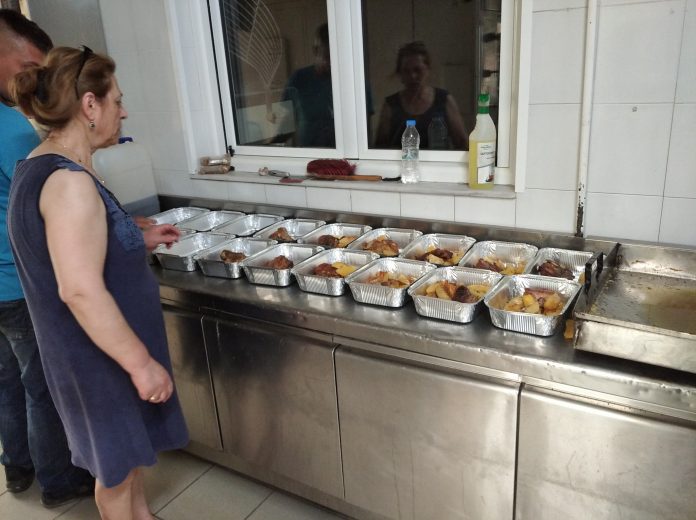 Μερίδες φαγητού σε άτομα που φιλοξενούνται στο Γηροκομείο Τροπαίων από Σύλλογο Δοξιωτών