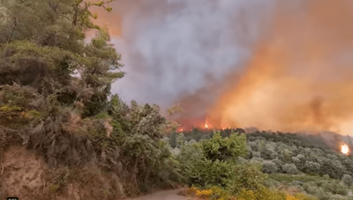 Άνιση μάχη σε πολλαπλά πύρινα μέτωπα – Κρίσιμη η κατάσταση!