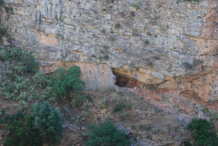 ΣΠΑΘΑΡΙ, 5. Σπηλιά