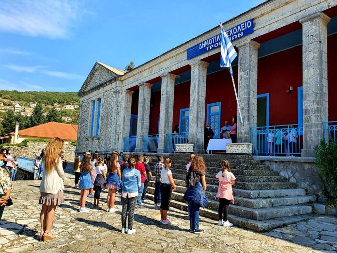 Αγιασμός στο Δημοτικό Σχολείο Τροπαίων με 39 μαθητές (φωτό)