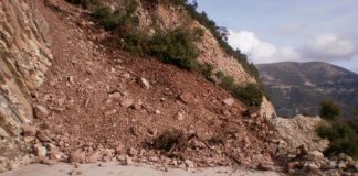 Κατέπεσε ο μεγάλος επικίνδυνος βράχος στο 66ο χλμ. της Εθνικής Οδού!