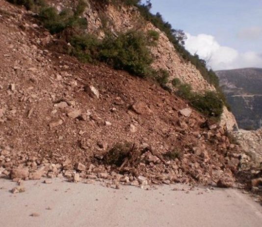 Κατέπεσε ο μεγάλος επικίνδυνος βράχος στο 66ο χλμ. της Εθνικής Οδού!
