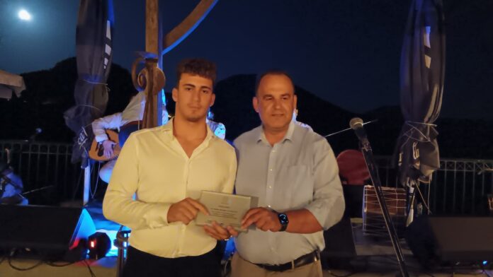 Χαρά και συγκίνηση στην εκδήλωση βράβευσης του Γορτύνιου πολίστα Δημήτρη Κρατημένου στα Λαγκάδια (ph)