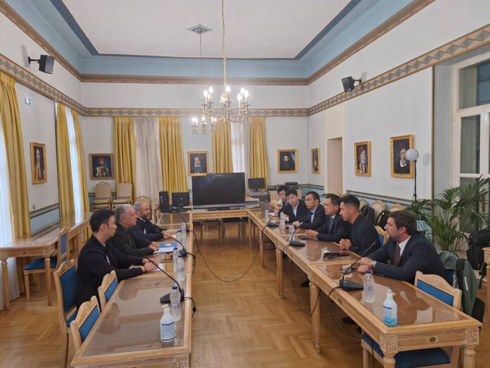 Συνάντηση στην Περιφέρεια Πελοποννήσου για επενδυτικές ευκαιρίες στους τομείς ενέργειας και τεχνολογίας