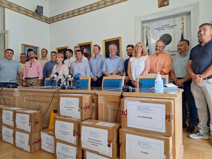 Παράδοση απινιδωτών από την Περιφέρεια Πελοποννήσου σε φορείς και αθλητικούς συλλόγους