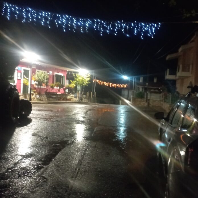 Χριστουγεννιάτικος στολισμός στο Πυρρή (ph)