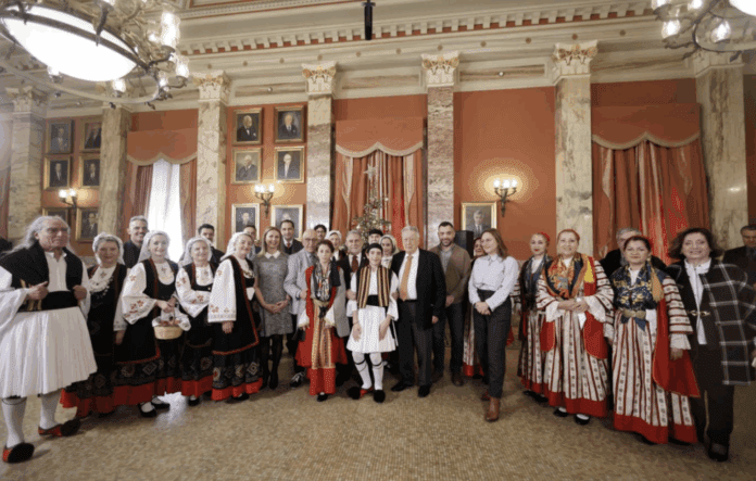 Η Παναρκαδική Ομοσπονδία έψαλε τα κάλαντα στον Πρόεδρο της Βουλής