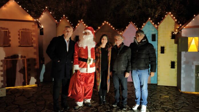 Η Καρύταινα άναψε το δέντρο της και γέμισε φως, χρώματα και παιδικά χαμόγελα!