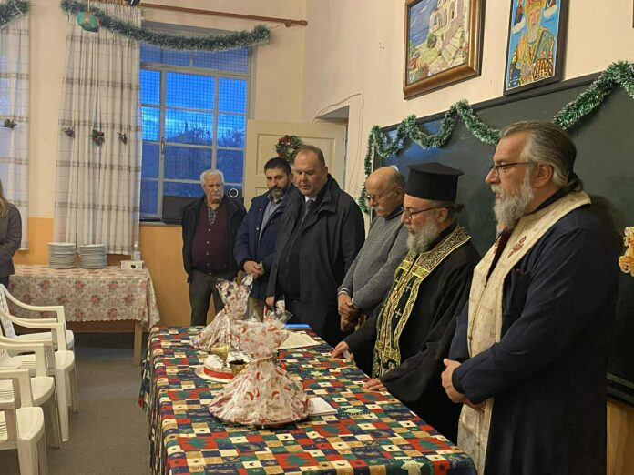 Η κοπή της πρωτοχρονιάτικης πίτας του Εξωραϊστικού και Εκπολιτιστικού Συλλόγου Βυζικίου (ph)