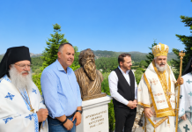 Πραγματοποιήθηκαν τα αποκαλυπτήρια της προτομής του μακαριστού Αρχιμ. Ανανία Κουστένη στην Καρκαλού
