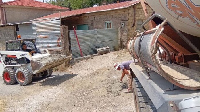 Έργα οδοποιίας και αναπλάσεων στις Δ.Κ. Σταυροδρομίου και Ραχών